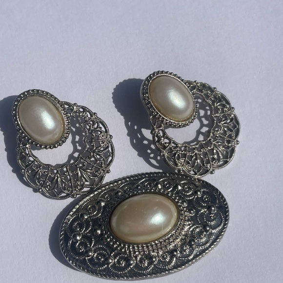 Feaux pearl and filigree and door knocker style earrings and brooch - Picture 4 of 7